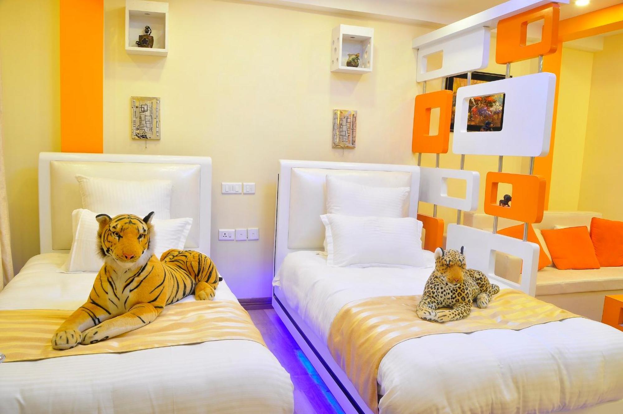 Royal Penguin Boutique Hotel & Spa Катманду Стая снимка